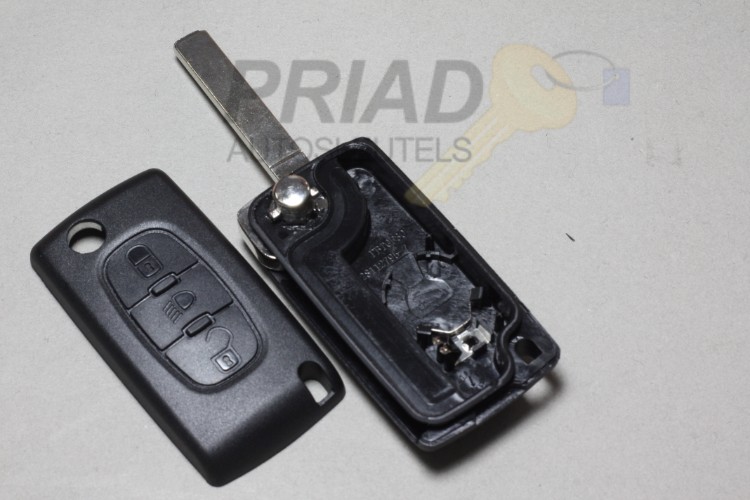 Citroen 3-knops klapsleutel met "lamp" op de middelste knop. Batterij zit in de achterkant zonder groef