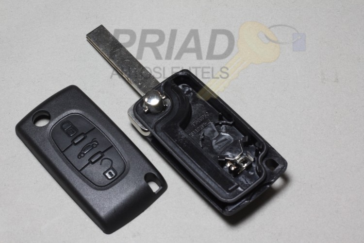 Fiat 3-knops klapsleutel. Batterij in achterkant met groef in de sleutelbaard.
