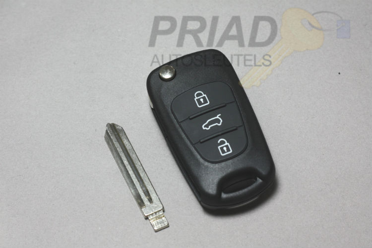 Hyundai en KIA 3-knops klapsleutel behuizing met in de sleutelbaard freesgroef links voor o.a. Hyundai - I10 en Elantra / KIA Soul en andere modellen. Deze behuizing is lastig om open te maken zonder nodige ervaring of handigheid. Wij adviseren dit door ons te laten uitvoeren. U kunt dan kiezen voor overzetten behuizing.